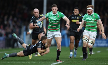 Exeter easily defeats Leicester with Henry Slade in the lead.