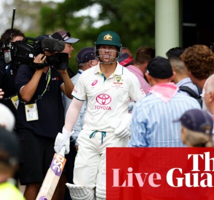 Live coverage of day two of the third Test between Australia and Pakistan.

Day two of the third Test match between Australia and Pakistan is being broadcasted live.