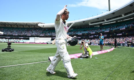 David Warner walks from the field for the last time in a Test to a standing ovation at the SCG