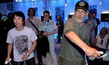 Miyamoto and Steven Spielberg playing Wii Tennis in 2006.