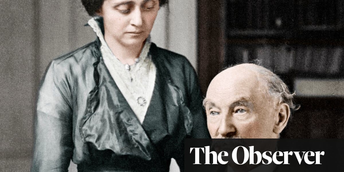 The book "Hardy Women" by Paula Byrne explores the lives of women in the novels of Thomas Hardy. The author is praised for her writing skills in portraying female characters, but her portrayal of Hardy as a husband is severely criticized.
