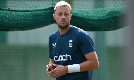 The England team is preparing for a challenging match against India, where they will face a strong spin attack. This fourth test is crucial for England's success.

The England squad is readying themselves for a pivotal fourth test against India, anticipating a tough battle against their formidable spin attack. This match will be crucial in determining England's fate.