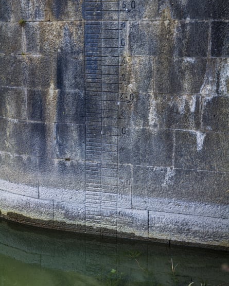 A gauge to measure the water levels in the Cavour canal in the city of Chivasso