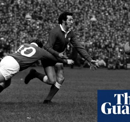 'Unique': Sir Gareth Edwards praises fellow Welsh icon Barry John