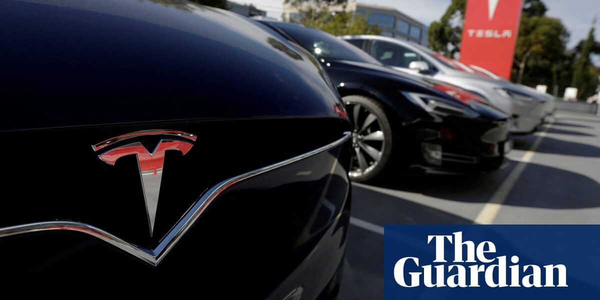 Tesla has decided to withdraw from a prominent Australian automobile industry group due to its dissemination of misleading information regarding the government's eco-friendly vehicle policy.