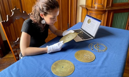 Federica Gigante examines the astrolabe in Verona