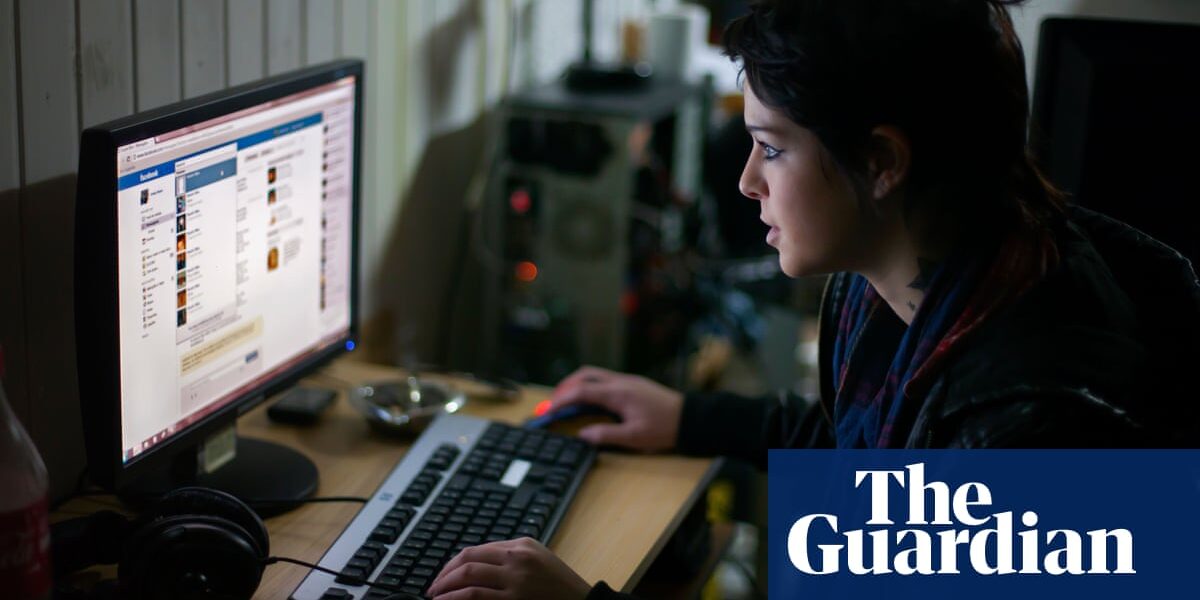 Teenagers who use internet to excess ‘more likely to skip school’