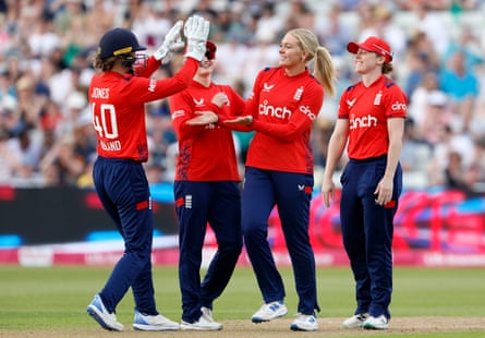 Amy Jones helps England recover from wobble to beat Pakistan in opening T20
