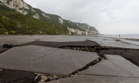 Large cracks in the rocky earth beneath chalk cliffs