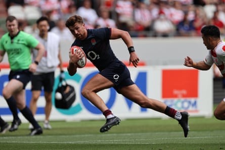 Henry Slade makes a break to score England’s fourth try