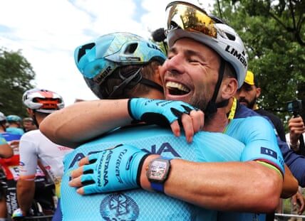 Mark Cavendish powers to record-breaking 35th Tour de France stage win